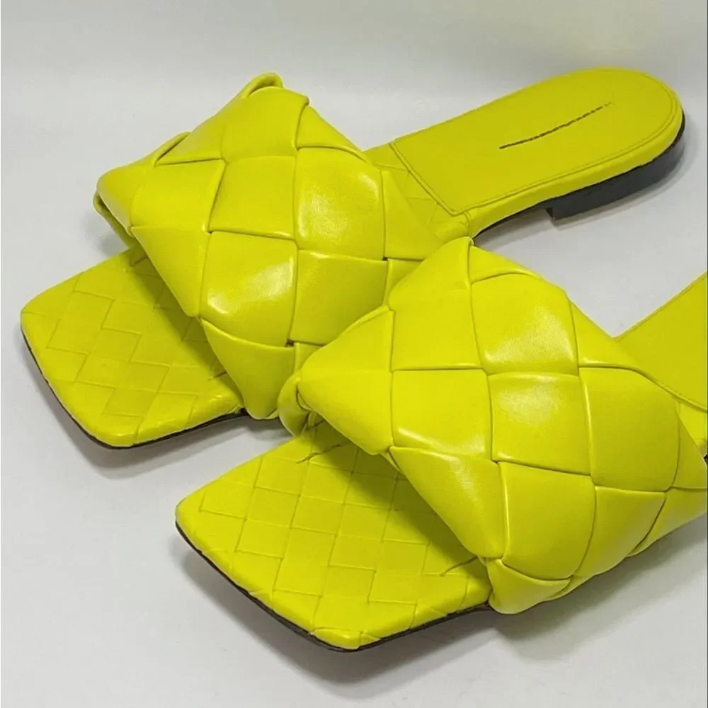 Bottega Veneta Lido Flat Leather Sandals